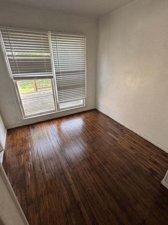 Building Photo - 3 Bedroom 1 Bath Singe Family Home
