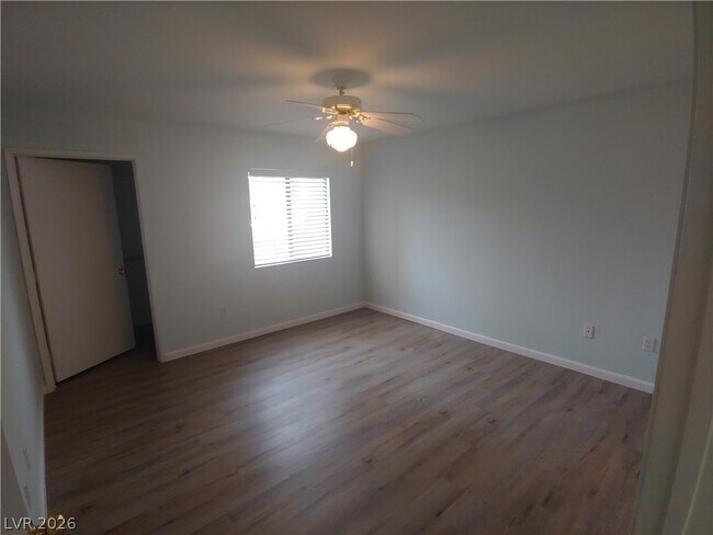 Building Photo - 950 Seven Hills Dr