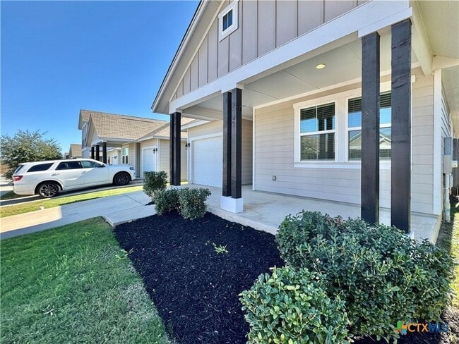 Building Photo - 320 La Escalera Dr