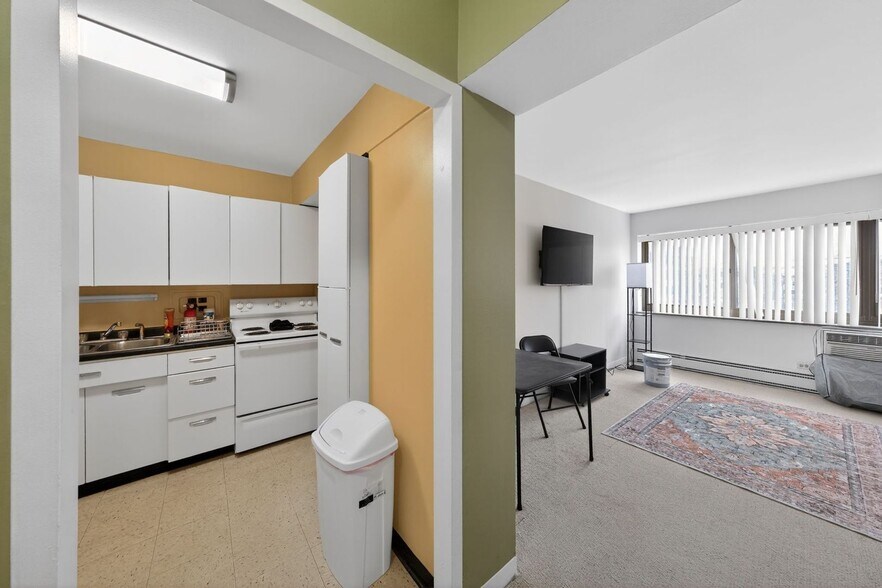 Building Photo - 7337 S South Shore Dr