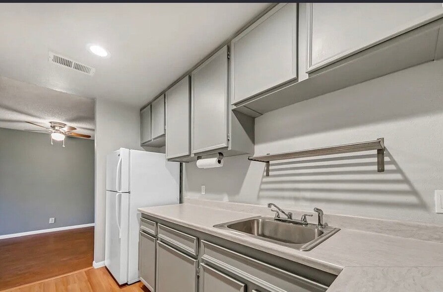 Building Photo - 550 N Villa Ct