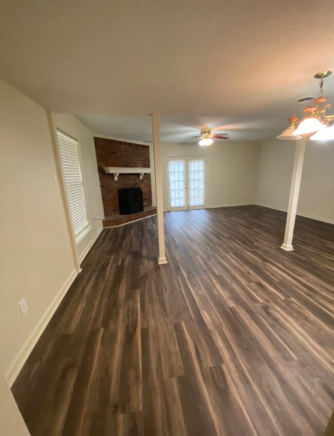 Building Photo - 5211 Kimbark Woods Dr