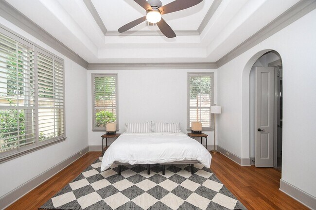 Building Photo - 2702 Tudor Manor