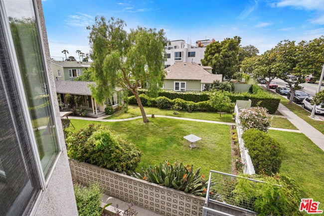 Building Photo - 1325 Arizona Ave