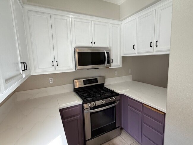 Building Photo - BACK ON MARKET: 2-Bedroom Martinez Townhom...