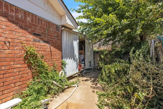 Building Photo - 3600 Sunvalley Dr
