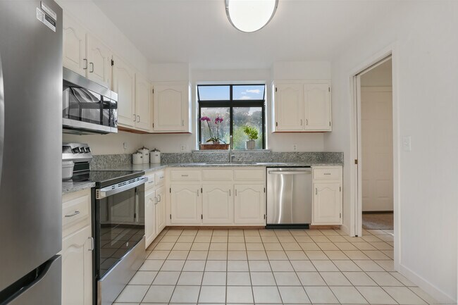 Building Photo - 61 Whitney Glen Dr