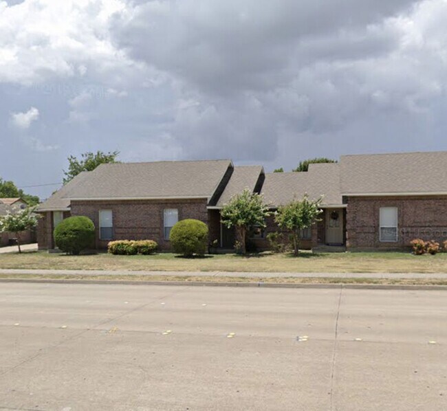 2 bed 2 bath Duplex for rent 1042 Winscott Rd Benbrook TX 76126