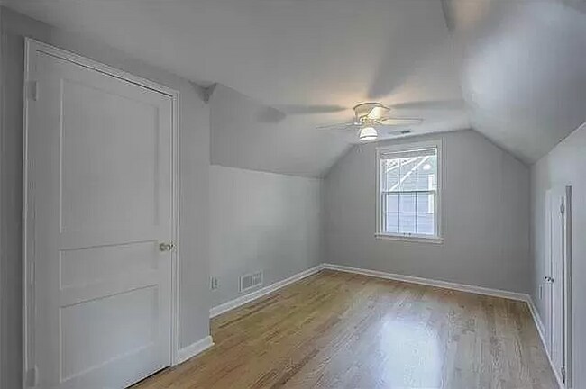 Building Photo - 5036 Mission Rd