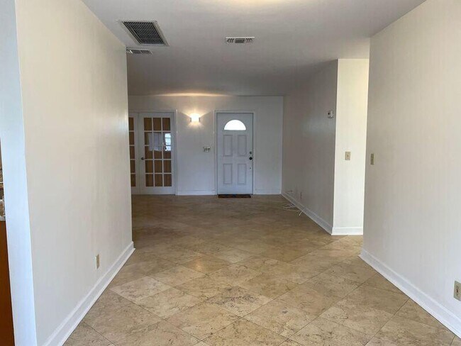 Building Photo - 499 Iris Ave