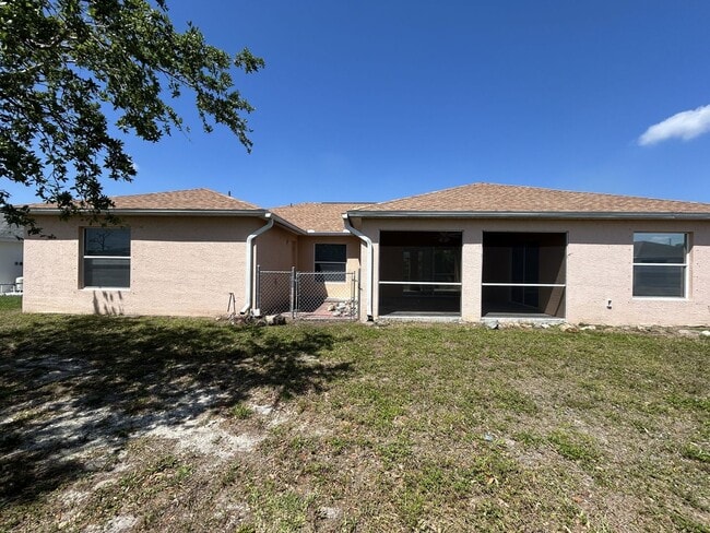 Building Photo - Freshly painted interior and BRAND NEW LVP...