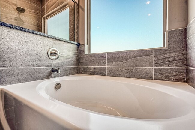 Building Photo - Beautiful East side House 4 bed-2.5 baths, part of The Overlook Casa Club that includes Swimming ...