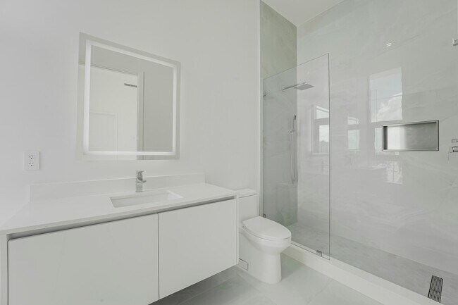 Building Photo - 220 Lake Shore Dr