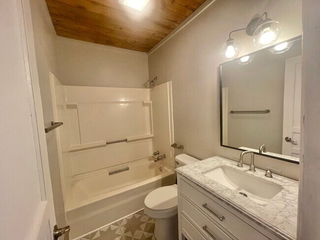 Building Photo - Centrally Located 1 bedroom 1 bath -  wate...