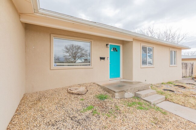 Building Photo - Bright & Inviting 3 Bed 1 Bath Home - Feat...