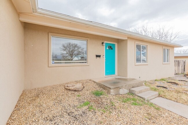 Building Photo - Bright & Inviting 3 Bed 1 Bath Home - Featuring Large Backyard!