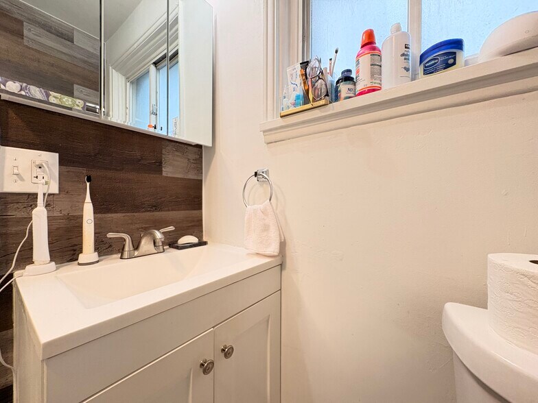 Building Photo - 5737 Hobart St