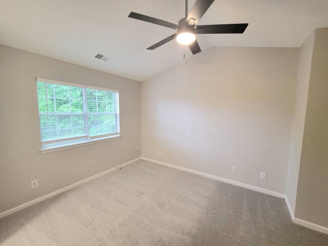 Building Photo - Townhome in University Area; Master on Main!