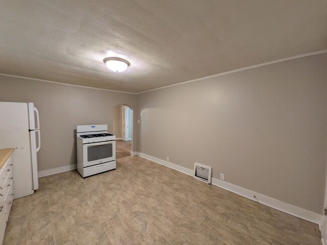 Building Photo - 3 Bedroom Home with detached garage and partially fenced yard, pet friendly!