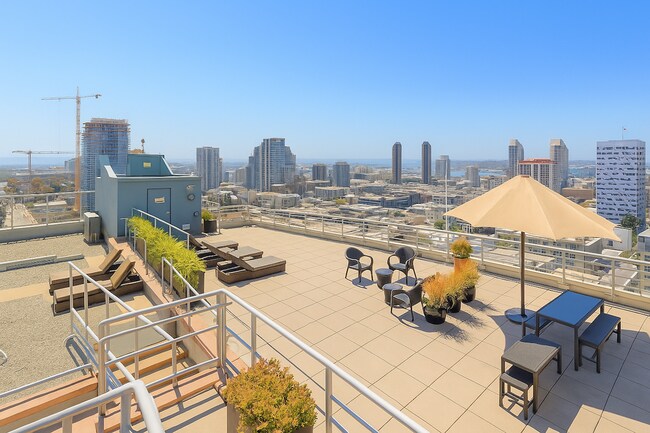 Building Photo - High Rise Condo w/ Views!