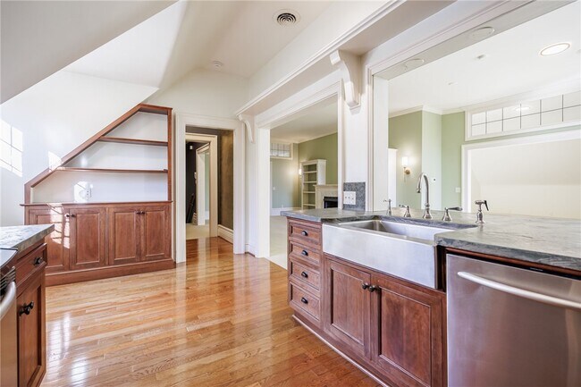 Building Photo - 901 East Ave