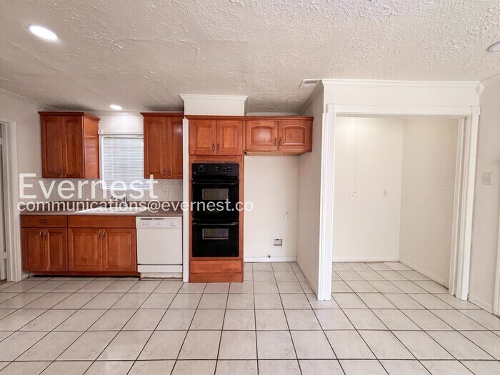 Building Photo - 10938 MacKenzie Dr