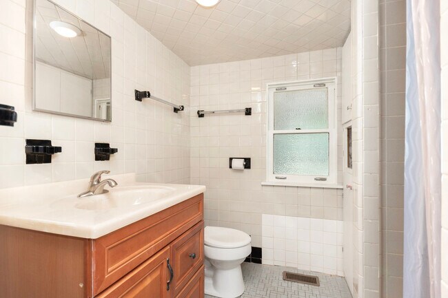 Building Photo - 2576 Plainfield Rd