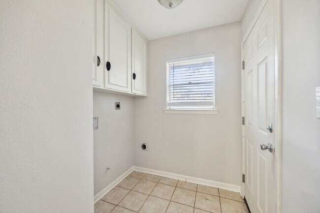 Building Photo - 1725 Northcrest Dr