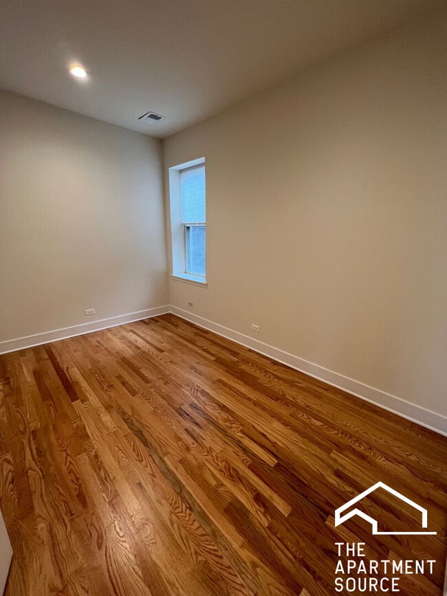 Building Photo - 3230 N Clark St