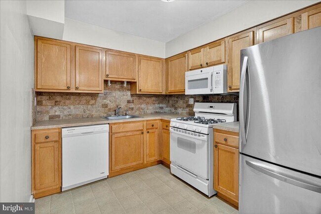 Building Photo - 825 Solly Ave