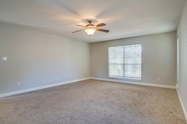 Building Photo - Spacious Pace Home with Office, Fireplace & Pergola