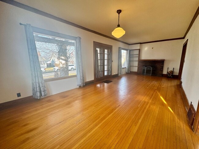 Building Photo - **AVAILABLE NOW** Centrally located 3-bedroom 2-bath