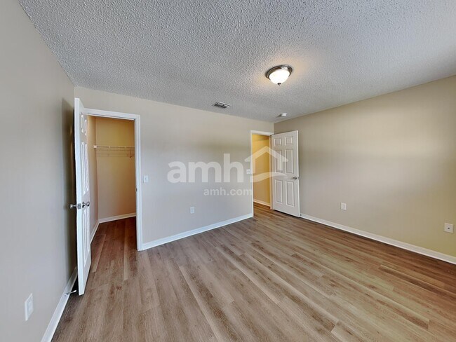 Building Photo - 16027 Dorchester Blvd