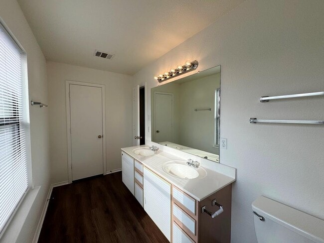 Building Photo - 2013 Rim Rock Dr