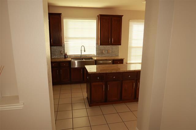 Building Photo - 6307 Lakewood Dr