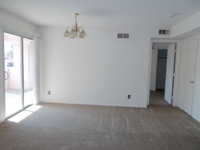 Building Photo - Charming 2 Bed / 2 Bath Condo with Fireplace & Balcony – Prime Location!
