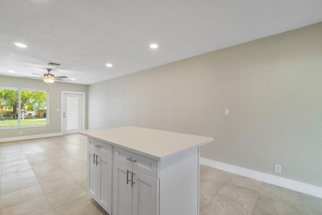 Building Photo - 245 SW 6th St