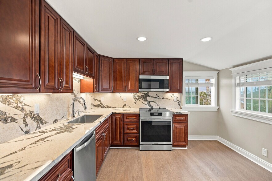 Kitchen - 4720 Del Monte Ave