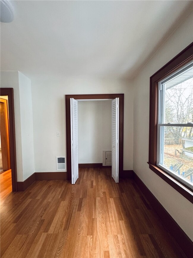 Building Photo - 543 Brooks Ave