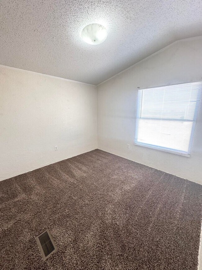 Building Photo - 3 Bed 2 Bath Sitting on 2 Acres