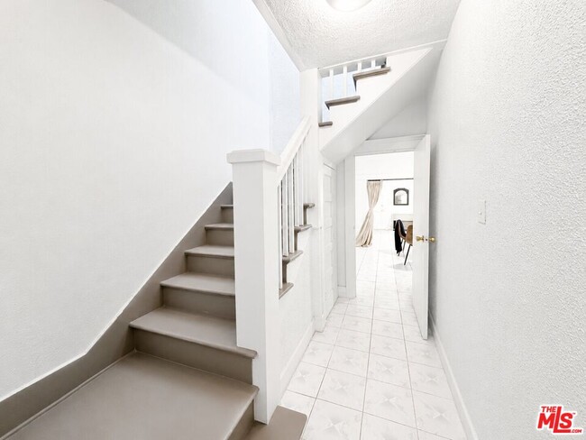 Building Photo - 1186 W 37th Dr