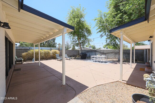 Building Photo - 901 W Berridge Ln