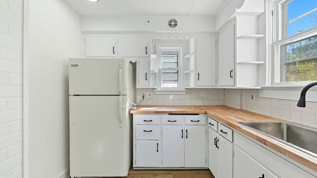 Building Photo - COMING SOON! 2 Bedroom home!