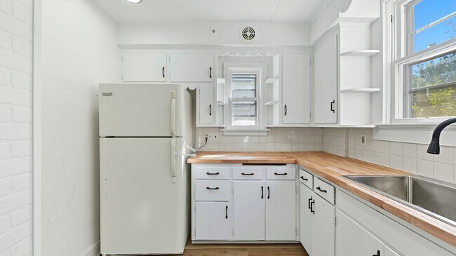 Building Photo - NEW LISTING! 2 Bedroom home!