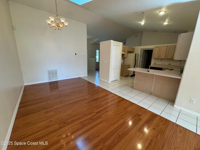 Building Photo - 1522 Breese St NE