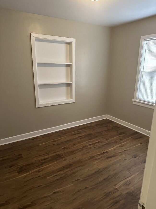 Building Photo - "Charming 3-Bedroom 1.5- Bath with Spaciou...