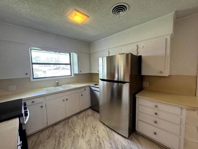 Building Photo - 101 Lake Breeze Dr