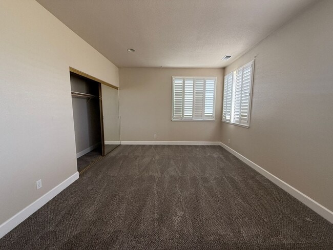 Building Photo - Beautiful 3 bed, 3 full bath two story home including a 3 car garage with 2800 sq ft of living space