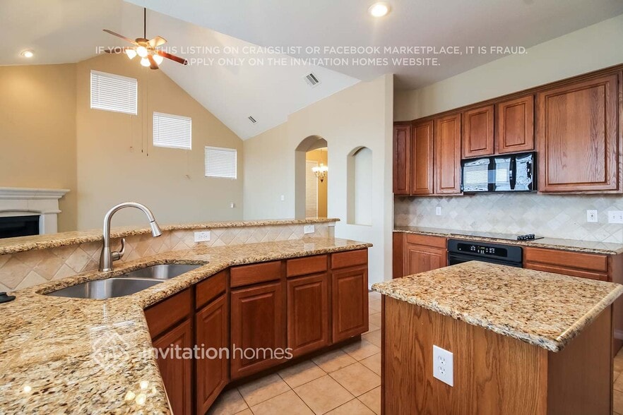 Building Photo - 908 Evergreen Ln