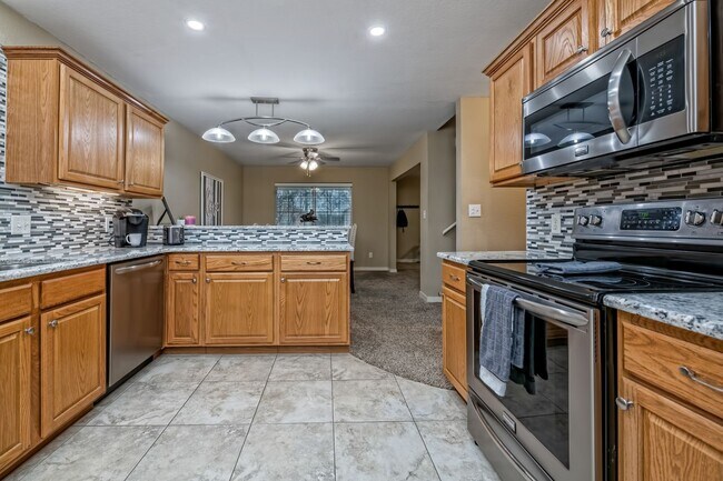 Building Photo - Spacious Townhome in Midway ISD